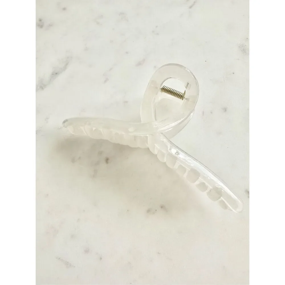 White minimalistic twist hair claw ￼